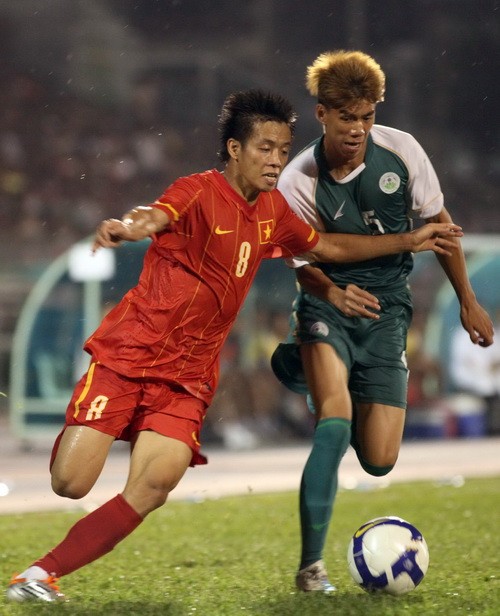 Năm 2011, cũng là cột mốc đáng nhớ của Văn Quyết khi anh vinh dự được khoác lên mình chiếc áo của ĐTQG Việt Nam trong trận đấu với ĐT Macau ở vòng loại World Cup 2014. Khi đó, Văn Quyết mới chỉ 20 tuổi.